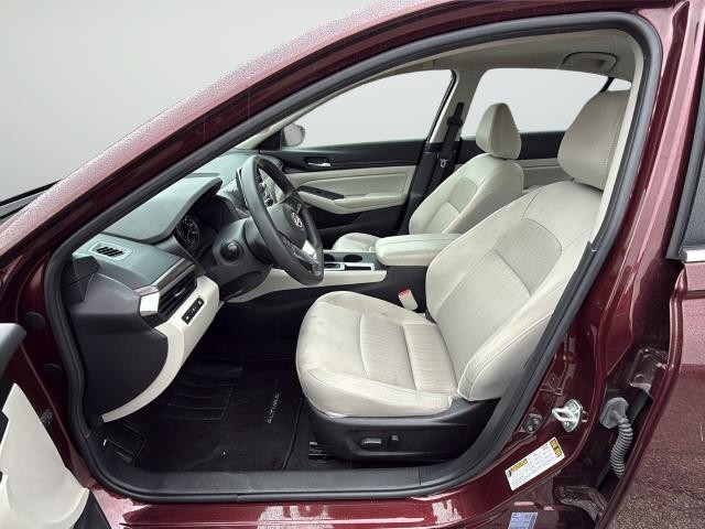 Nissan Altima Vehicle Full-screen Gallery Image 10