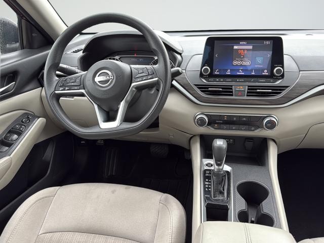 Nissan Altima Vehicle Full-screen Gallery Image 11