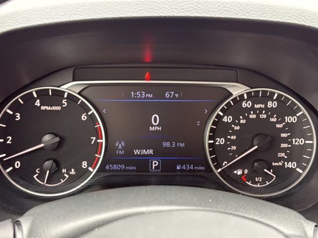 Nissan Altima Vehicle Full-screen Gallery Image 12