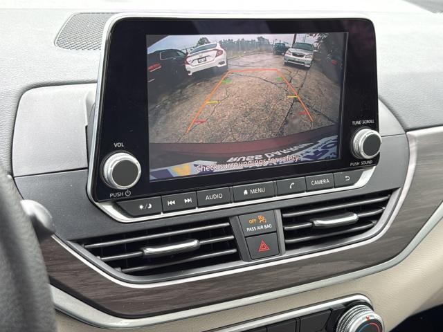 Nissan Altima Vehicle Full-screen Gallery Image 15