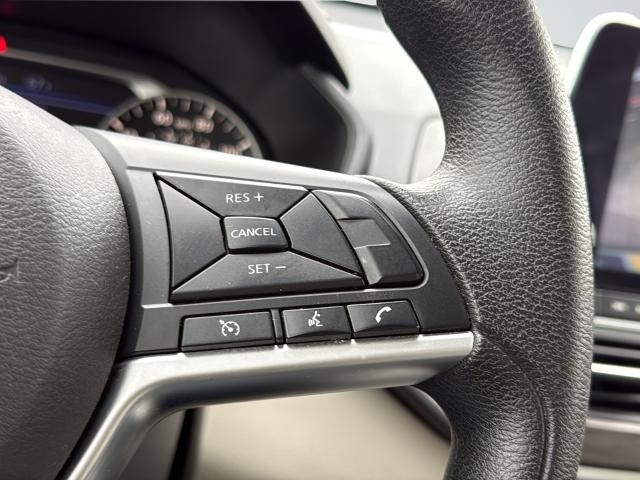 Nissan Altima Vehicle Full-screen Gallery Image 17