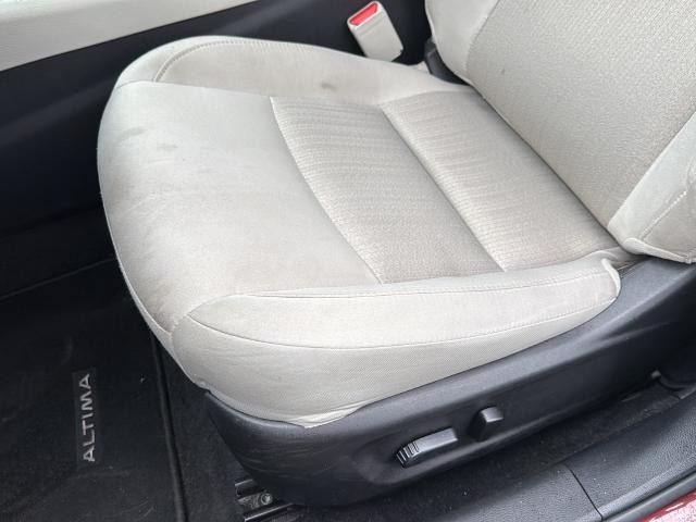 Nissan Altima Vehicle Full-screen Gallery Image 18