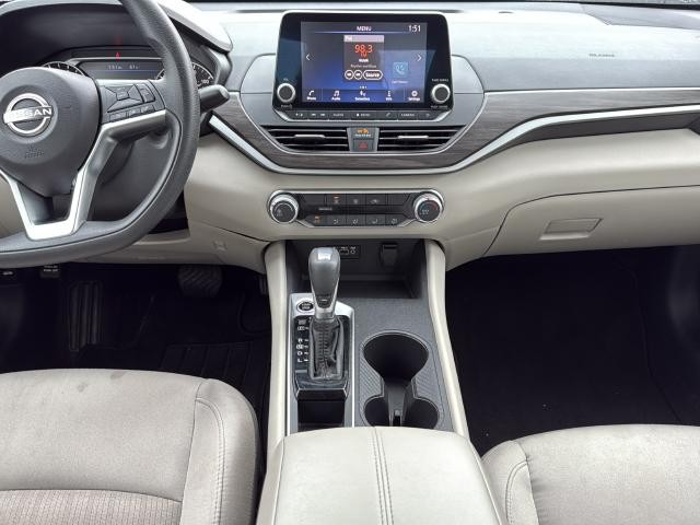 Nissan Altima Vehicle Full-screen Gallery Image 20