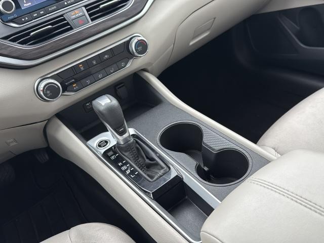 Nissan Altima Vehicle Full-screen Gallery Image 22