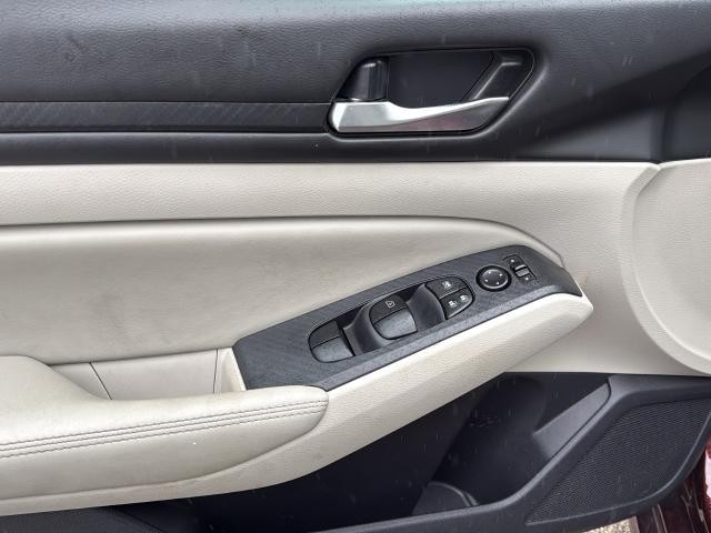 Nissan Altima Vehicle Full-screen Gallery Image 24