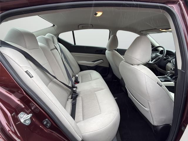 Nissan Altima Vehicle Full-screen Gallery Image 25