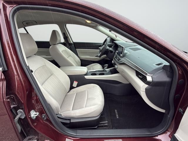 Nissan Altima Vehicle Full-screen Gallery Image 26