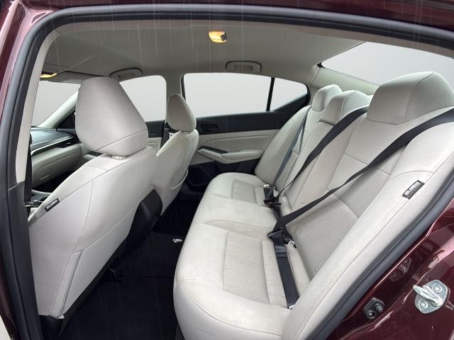 Nissan Altima Vehicle Full-screen Gallery Image 27