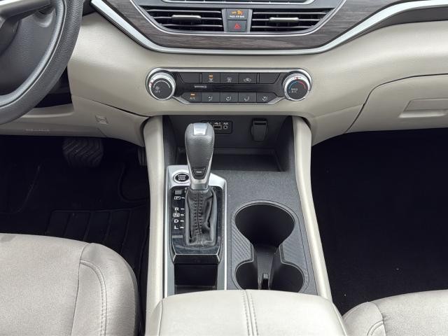 Nissan Altima Vehicle Full-screen Gallery Image 29