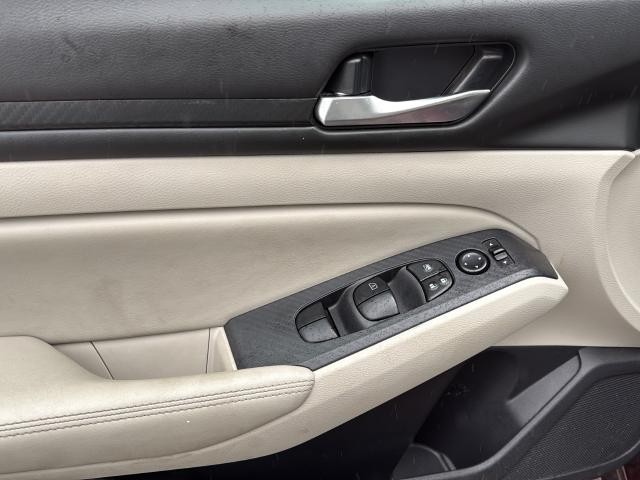 Nissan Altima Vehicle Full-screen Gallery Image 30