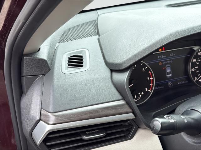 Nissan Altima Vehicle Full-screen Gallery Image 31