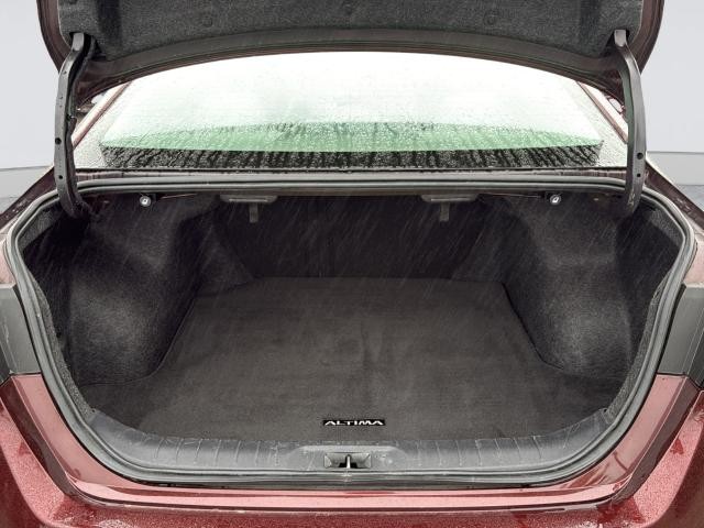 Nissan Altima Vehicle Full-screen Gallery Image 32