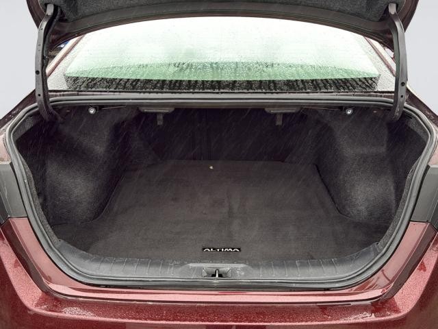 Nissan Altima Vehicle Full-screen Gallery Image 35