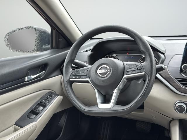 Nissan Altima Vehicle Full-screen Gallery Image 38