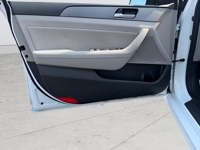 Hyundai Sonata Vehicle Full-screen Gallery Image 8