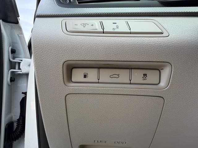 Hyundai Sonata Vehicle Full-screen Gallery Image 9