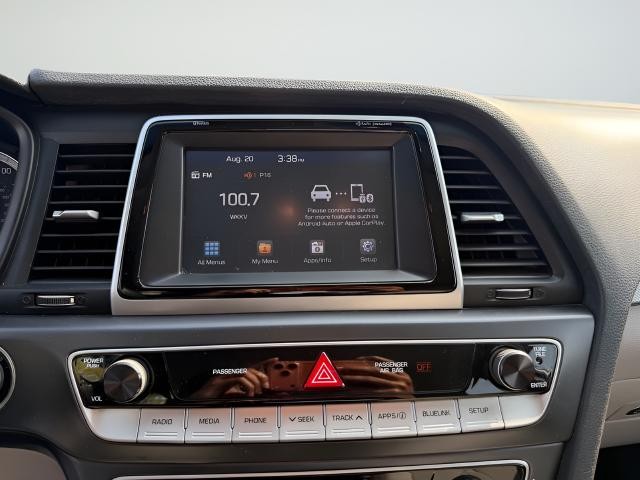 Hyundai Sonata Vehicle Full-screen Gallery Image 13