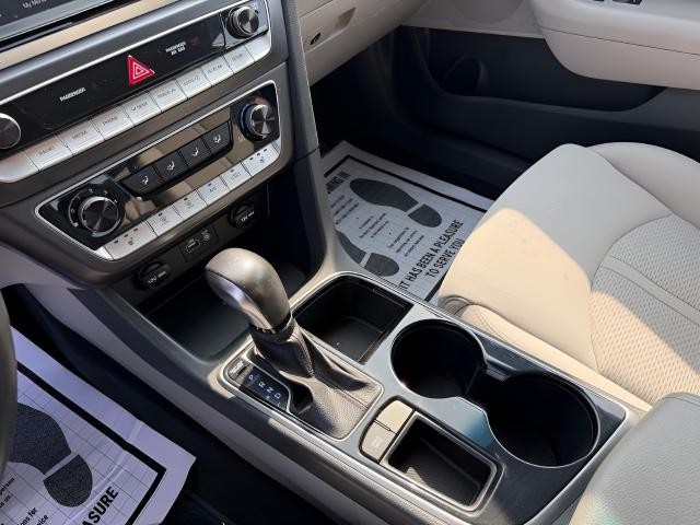 Hyundai Sonata Vehicle Full-screen Gallery Image 15