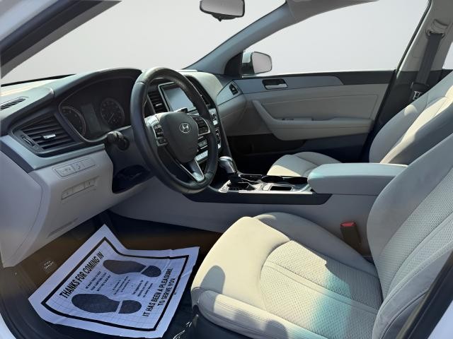 Hyundai Sonata Vehicle Full-screen Gallery Image 16