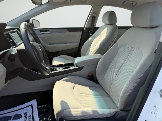 Hyundai Sonata Vehicle Full-screen Gallery Image 17