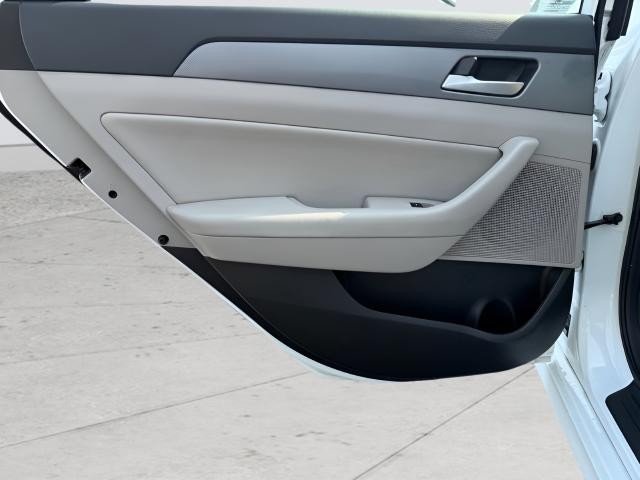 Hyundai Sonata Vehicle Full-screen Gallery Image 18