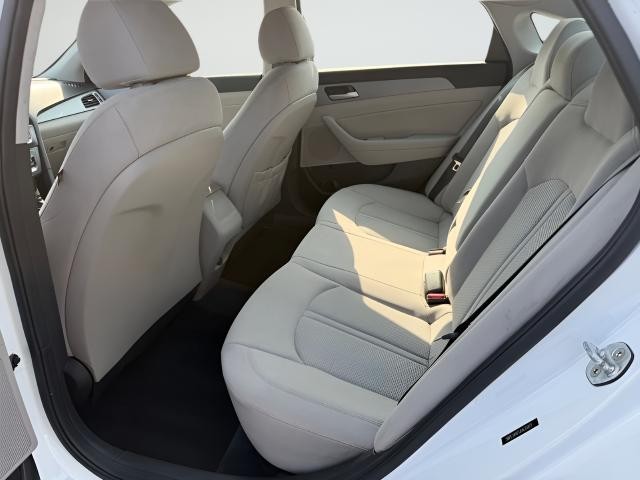 Hyundai Sonata Vehicle Full-screen Gallery Image 19