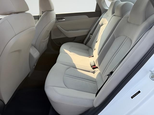 Hyundai Sonata Vehicle Full-screen Gallery Image 20