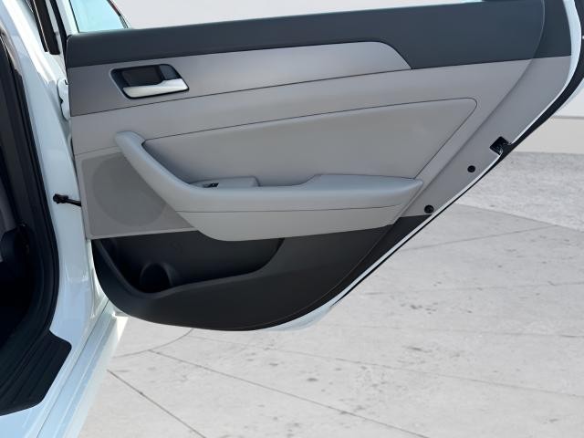 Hyundai Sonata Vehicle Full-screen Gallery Image 21