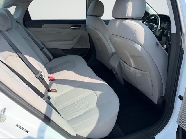 Hyundai Sonata Vehicle Full-screen Gallery Image 22