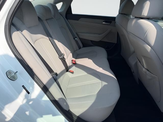 Hyundai Sonata Vehicle Full-screen Gallery Image 23