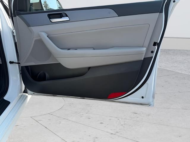 Hyundai Sonata Vehicle Full-screen Gallery Image 24