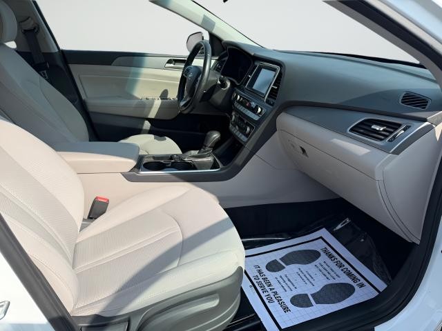Hyundai Sonata Vehicle Full-screen Gallery Image 25