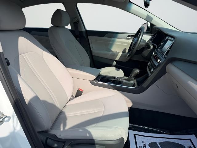 Hyundai Sonata Vehicle Full-screen Gallery Image 26