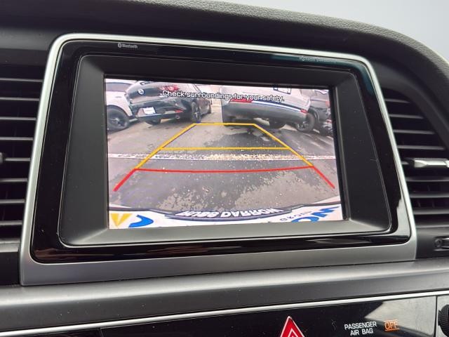 Hyundai Sonata Vehicle Full-screen Gallery Image 28