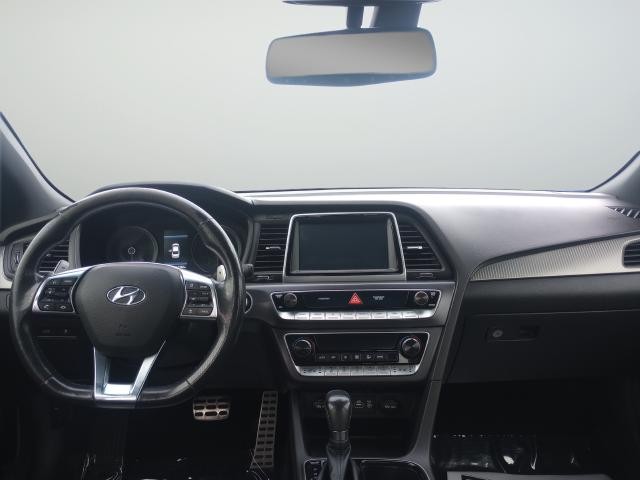 Hyundai Sonata Vehicle Full-screen Gallery Image 9