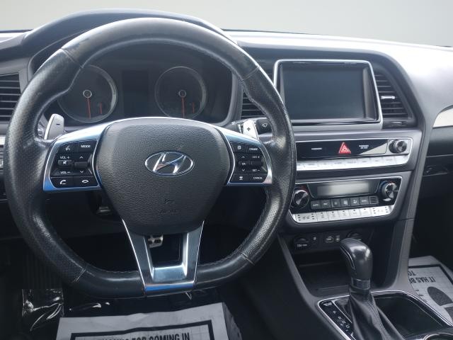 Hyundai Sonata Vehicle Full-screen Gallery Image 11