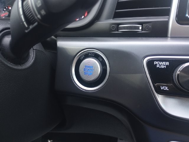 Hyundai Sonata Vehicle Full-screen Gallery Image 13