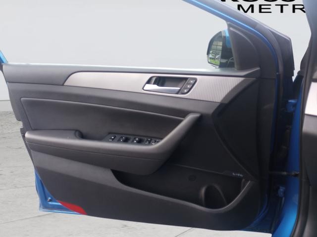 Hyundai Sonata Vehicle Full-screen Gallery Image 33