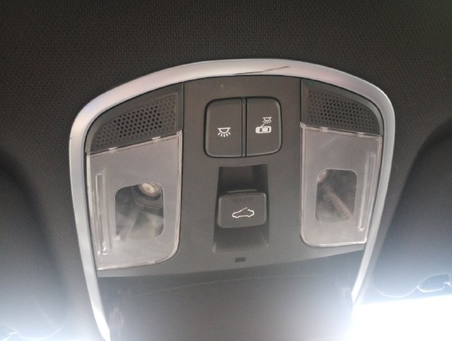 Hyundai Sonata Vehicle Full-screen Gallery Image 35