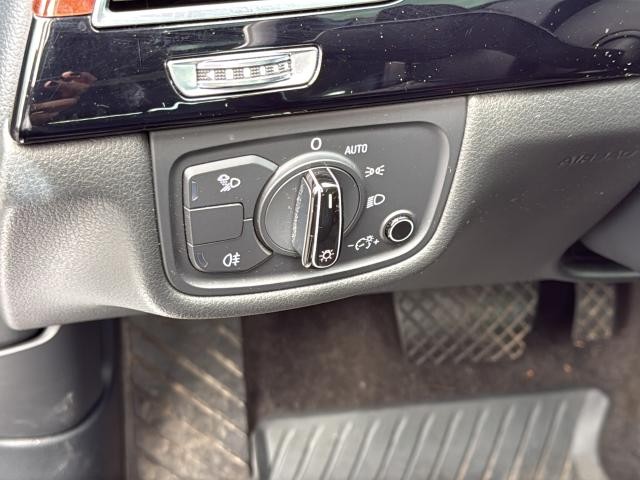 Audi A8 L Vehicle Full-screen Gallery Image 27