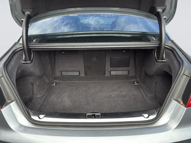 Audi A8 L Vehicle Full-screen Gallery Image 31