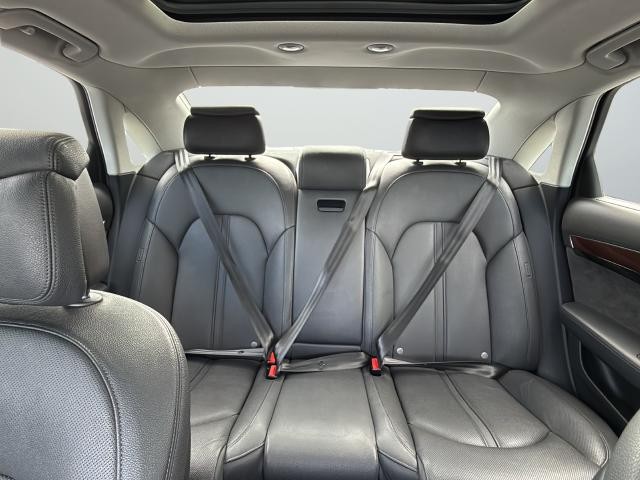 Audi A8 L Vehicle Full-screen Gallery Image 32