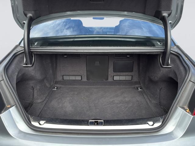 Audi A8 L Vehicle Full-screen Gallery Image 33