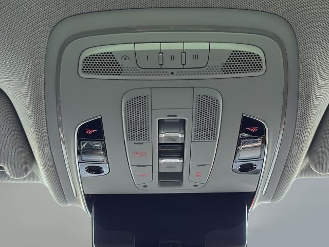 Audi A8 L Vehicle Full-screen Gallery Image 34