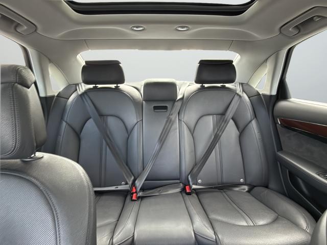 Audi A8 L Vehicle Full-screen Gallery Image 38