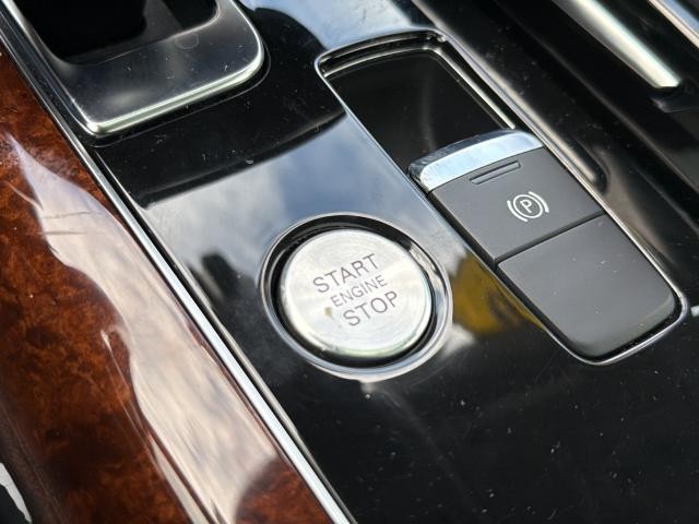 Audi A8 L Vehicle Full-screen Gallery Image 39