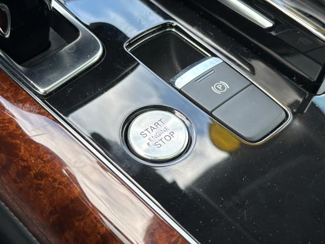 Audi A8 L Vehicle Full-screen Gallery Image 40