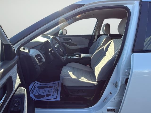 Nissan Rogue Vehicle Full-screen Gallery Image 10