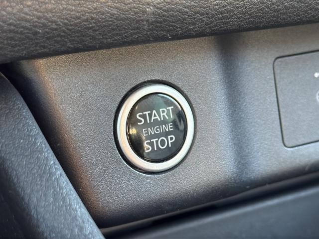 Nissan Rogue Vehicle Full-screen Gallery Image 13