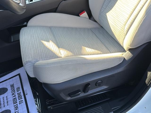 Nissan Rogue Vehicle Full-screen Gallery Image 18